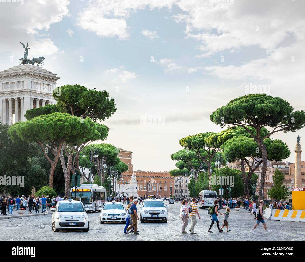Roma, Italia - 02 ottobre 2018: Passaggio pedonale sulla Via dei fori Imperiali, in lontananza Piazza Venezia Foto Stock