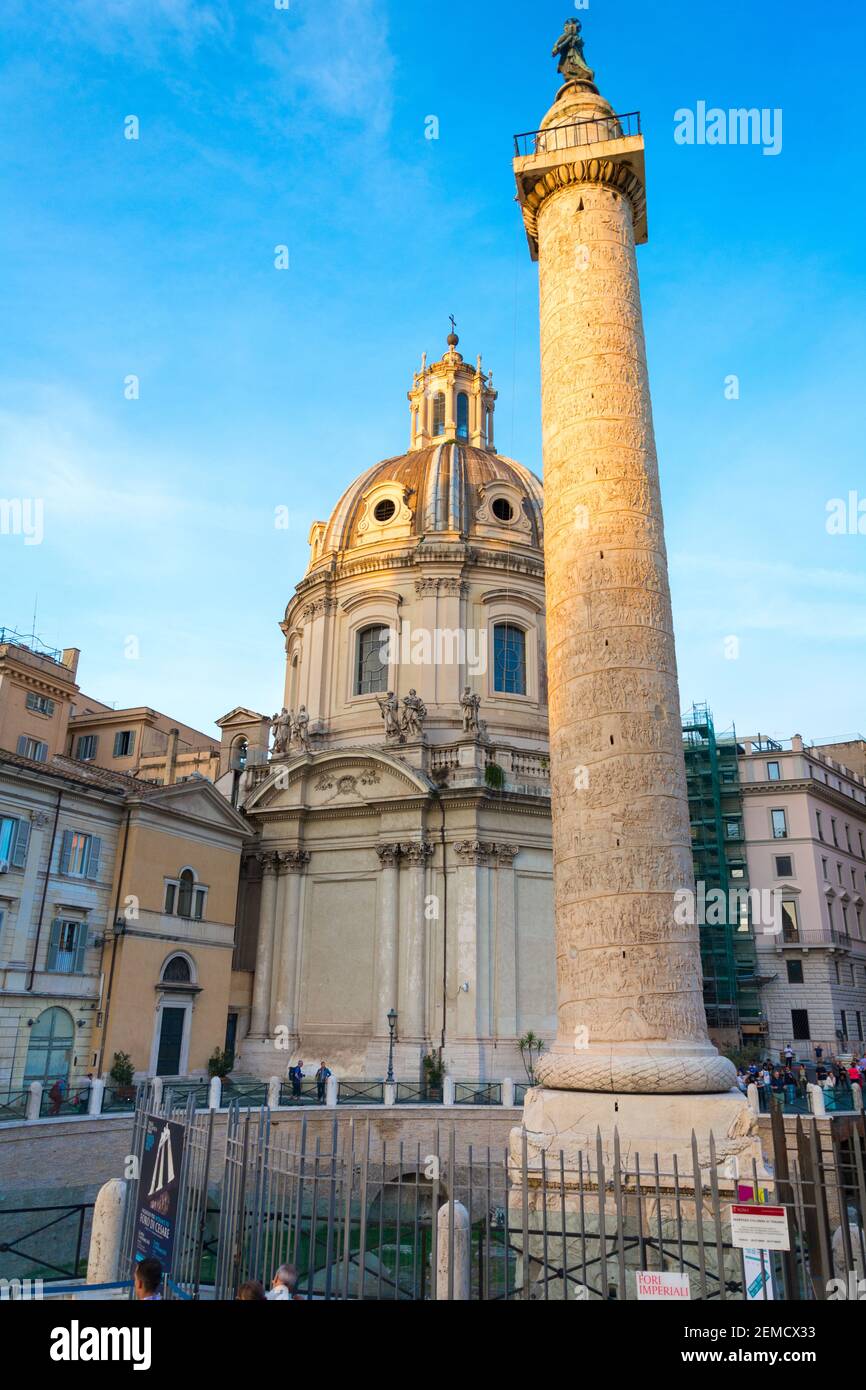 Roma, Italia - 02 ottobre 2018: Colonna di Traiano in serata, Roma, Italia Foto Stock