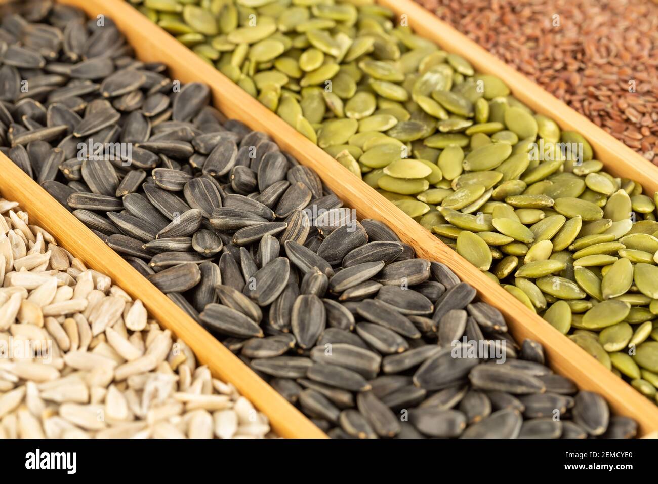 I vari tipi di semi nella scatola di legno. Foto Stock