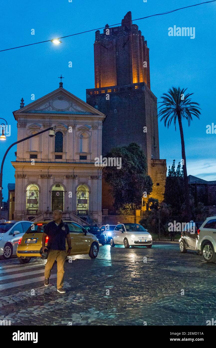 Roma, Italia - 02 ottobre 2018: Vista notturna di Torre delle Milizie - la Torre Milizia di Roma Foto Stock