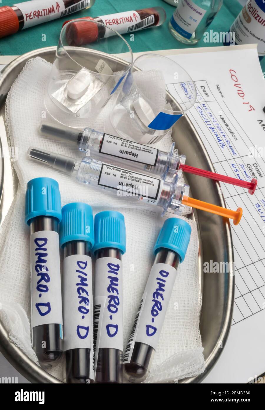 Tocilizumab e farmaci eparinici per pazienti con covid-19 con dimero-D elevato nel sangue, immagine concettuale, contenitori di farmaci generici senza marchio e ipotio Foto Stock
