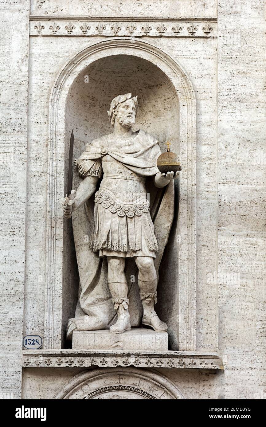 Roma, Italia - 03 ottobre 2018: Scultura di Carlo Magno o Carlo Magno, imperatore del Sacro Romano Impero sulla facciata San Luigi dei Francesi Foto Stock
