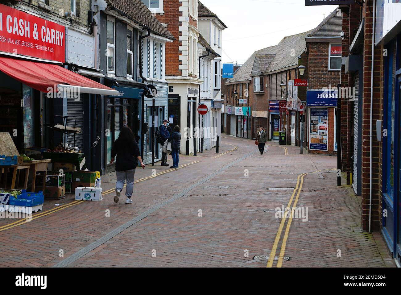 Ashford, Kent, Regno Unito. 25 febbraio 2021. I casi settimanali del coronavirus sono diminuiti considerevolmente ad Ashford con 71.5 casi per 100,000 popolazione. Persone nel centro della città alta strada. Photo Credit: Paul Lawrenson/Alamy Live News Foto Stock