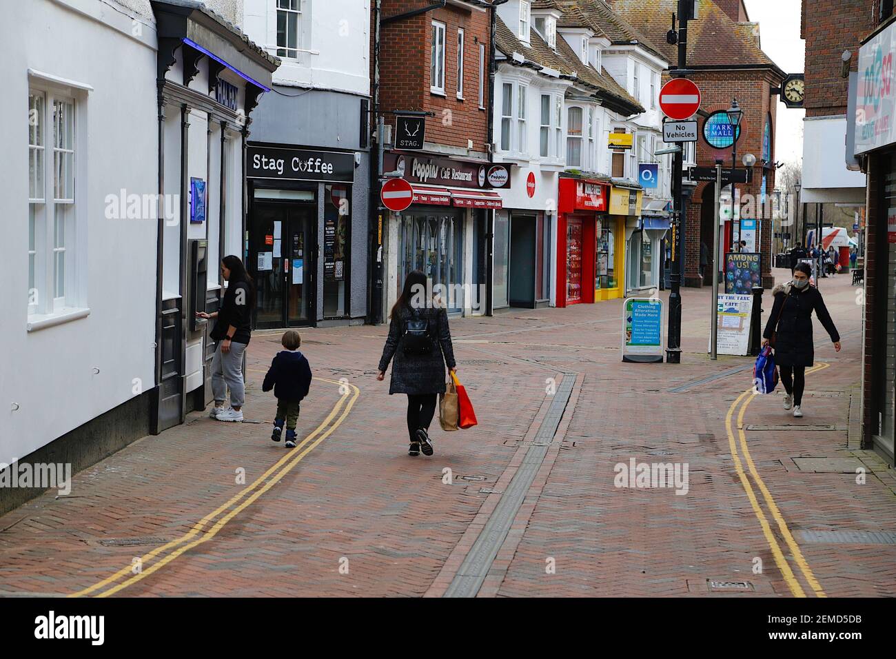 Ashford, Kent, Regno Unito. 25 febbraio 2021. I casi settimanali del coronavirus sono diminuiti considerevolmente ad Ashford con 71.5 casi per 100,000 popolazione. Persone nel centro della città alta strada. Photo Credit: Paul Lawrenson/Alamy Live News Foto Stock