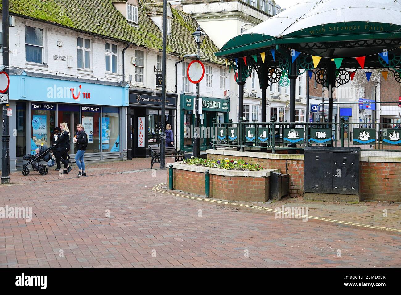 Ashford, Kent, Regno Unito. 25 febbraio 2021. I casi settimanali del coronavirus sono diminuiti considerevolmente ad Ashford con 71.5 casi per 100,000 popolazione. Persone nel centro della città alta strada. Photo Credit: Paul Lawrenson/Alamy Live News Foto Stock