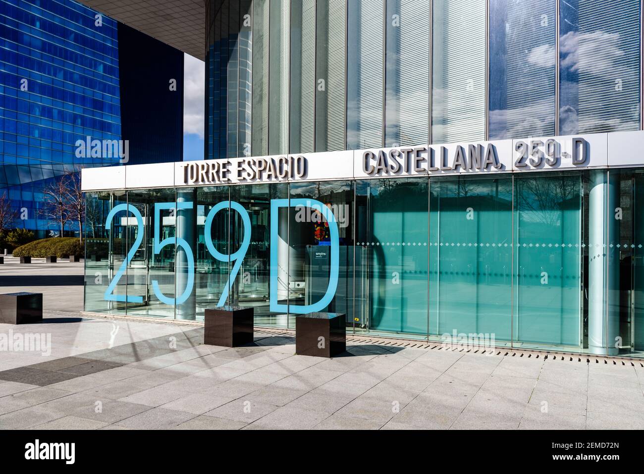 Madrid, Spagna - 7 febbraio 2021: Ingresso dell'edificio dell'ufficio Torre Espacio. Concetto di business e finanza Foto Stock