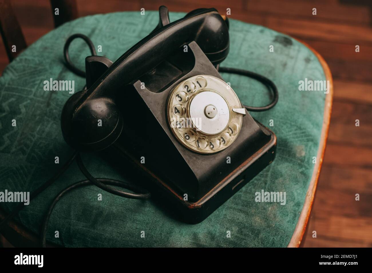 vecchio telefono retro su sedia tecnologia stile classico antico Foto Stock