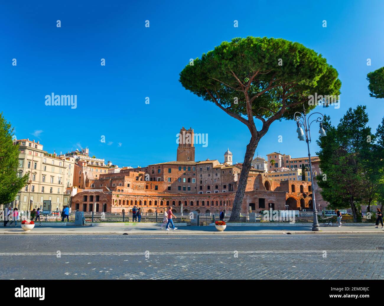 Roma, Italia - 03 Ott 2018: Mercati di Traiano e Torre delle Milizie, vista da Via dei fori Imperiali a Roma Foto Stock