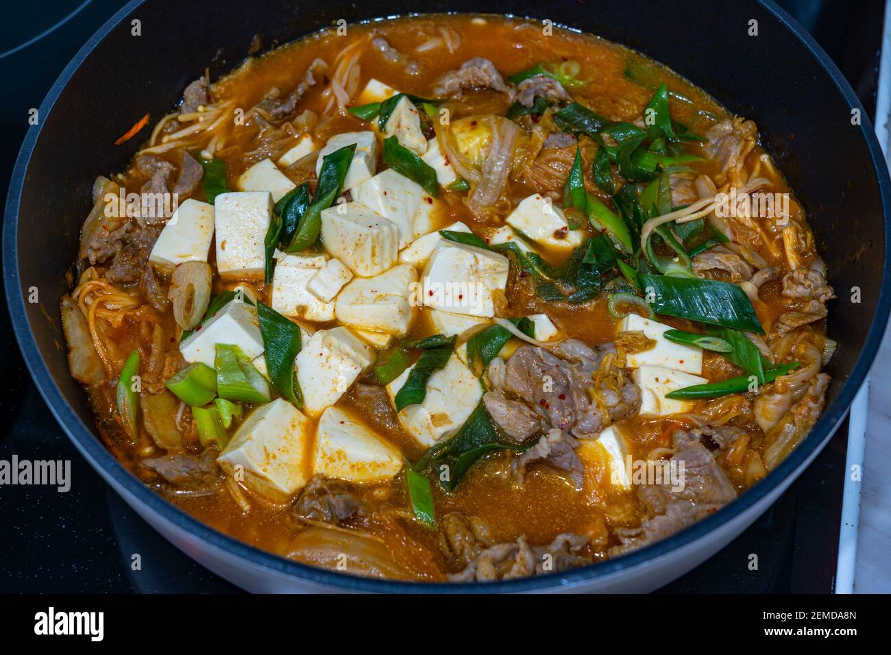 Padella di deliziosa zuppa e tofu piccante di kimchi jigae coreana Foto Stock