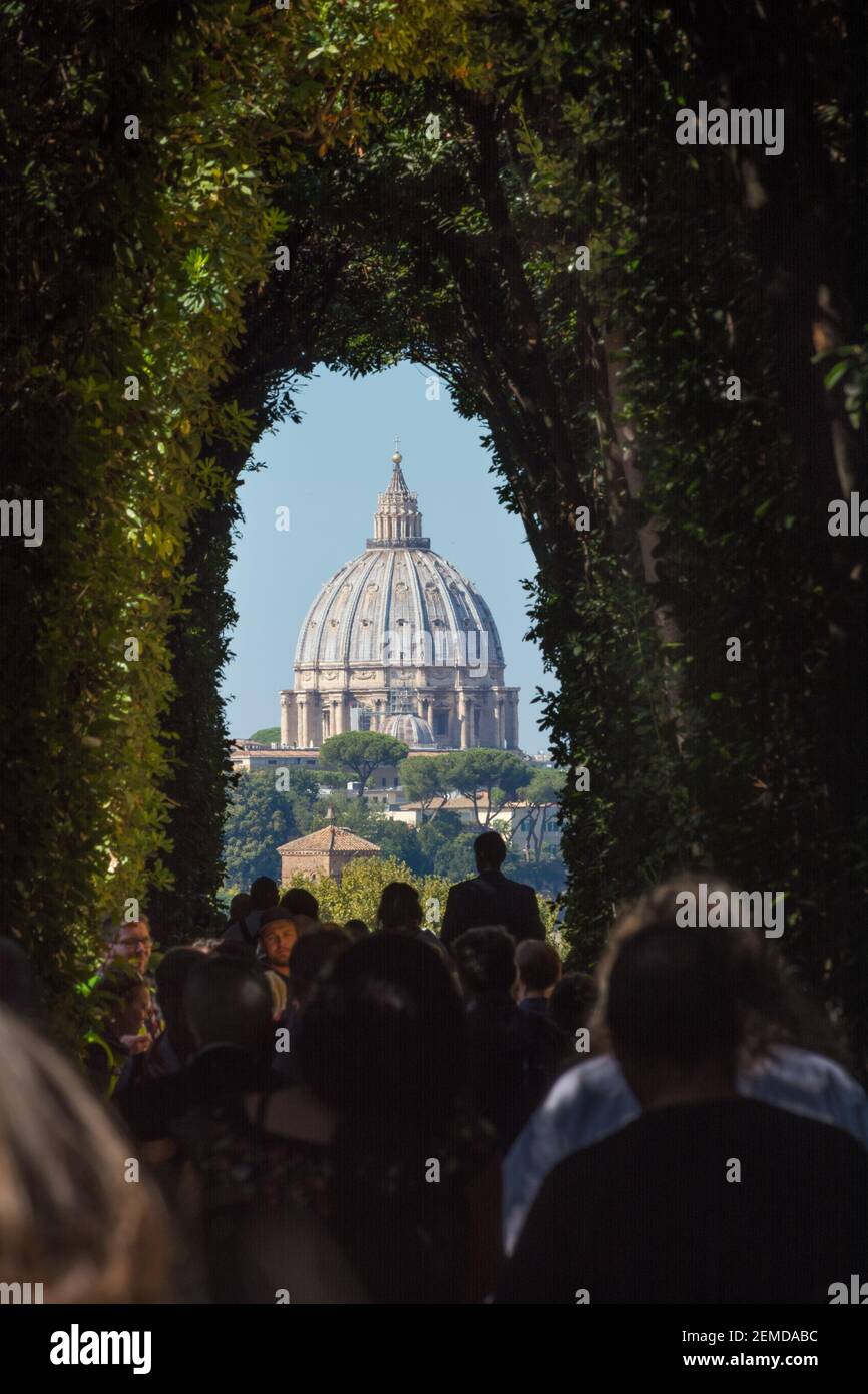 Roma, Italia - Ott 03, 2018: una particolare vista sulla cupola di San Pietro (Città del Vaticano - Roma). A Piazza Cavalieri di Malta vi è la Villa del Prio Foto Stock