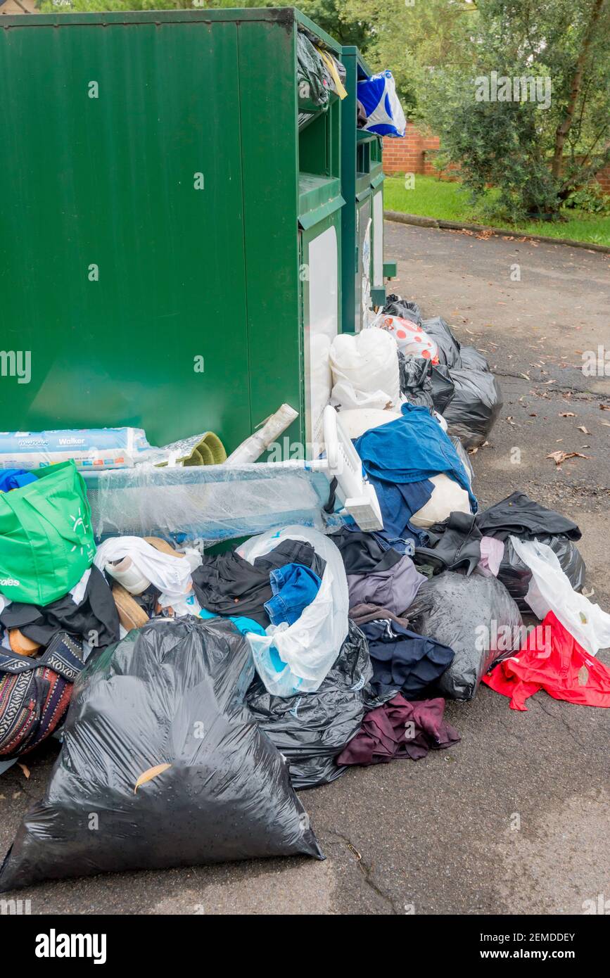 Rifiuti di beni di consumo, scaricati accanto a un bidone di beneficenza in un sobborgo di Sydney. Le associazioni di beneficenza spendono milioni di dollari ogni anno per smaltire i rifiuti in dumping Foto Stock