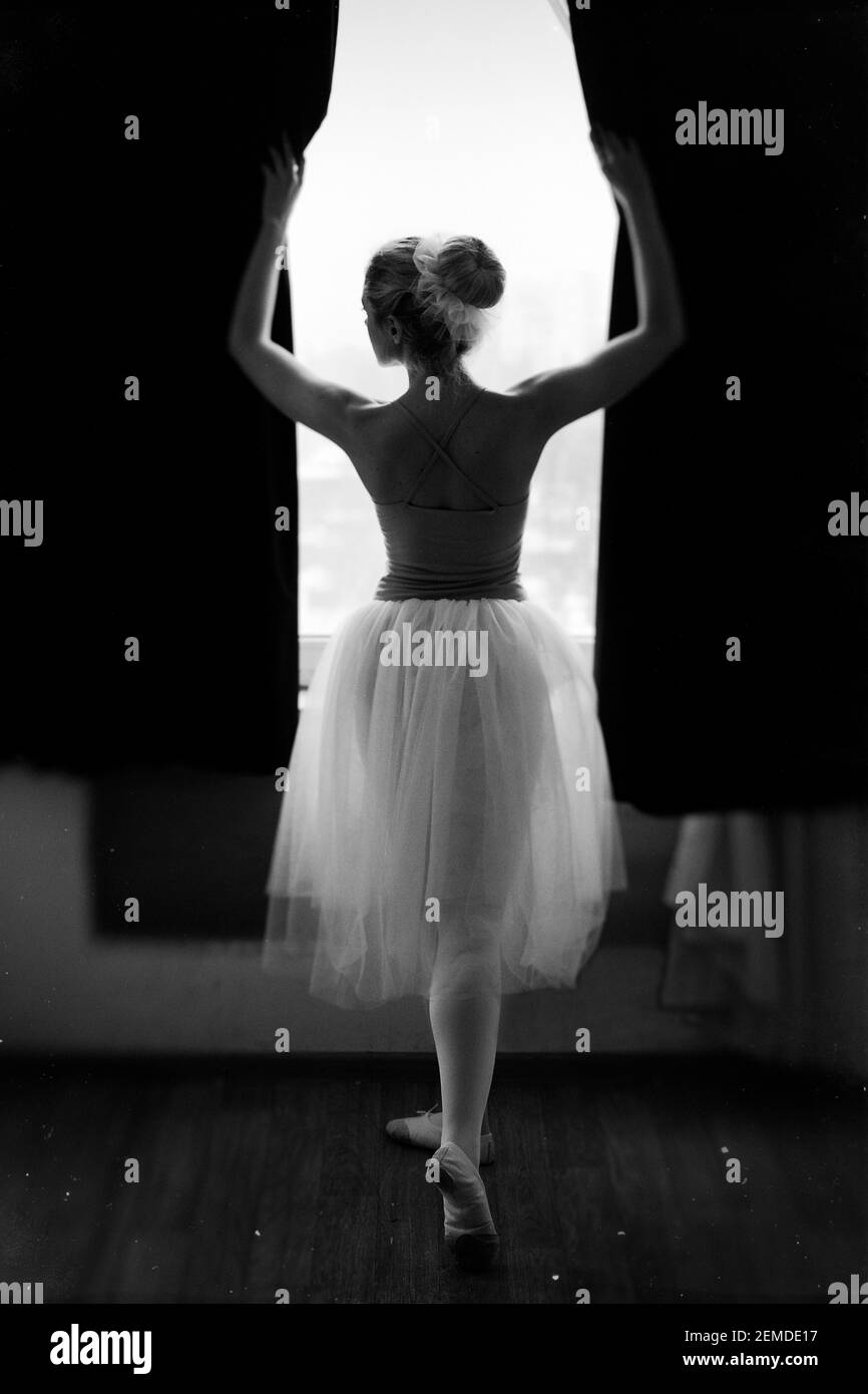 Ballerina giovane e aggraziata in scarpe a punta e balli tutu in studio.  Coreografia e lezioni di ballo concetto. Idee creative di posa del balletto  Foto stock - Alamy