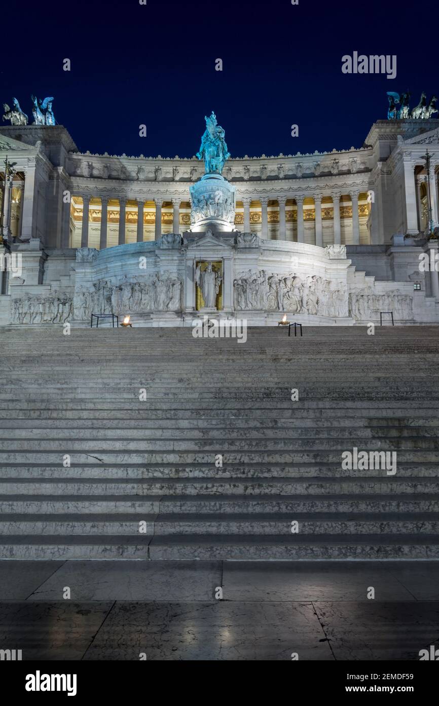 Roma, Italia - 03 ottobre 2018: Vittorio Emanuele II sull'altare della Patria a Roma di notte Foto Stock