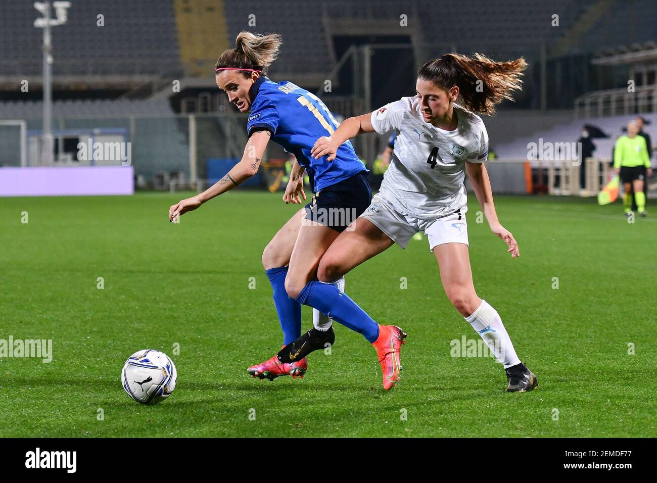 Barbara Bonansea (Italia) e Yarden Malka Ozel (Israele) durante l'UEFA 39;s EURO 2022 Qualifiche - Italia vs IS - Foto LiveMedia/Lisa Guglielmi Foto Stock