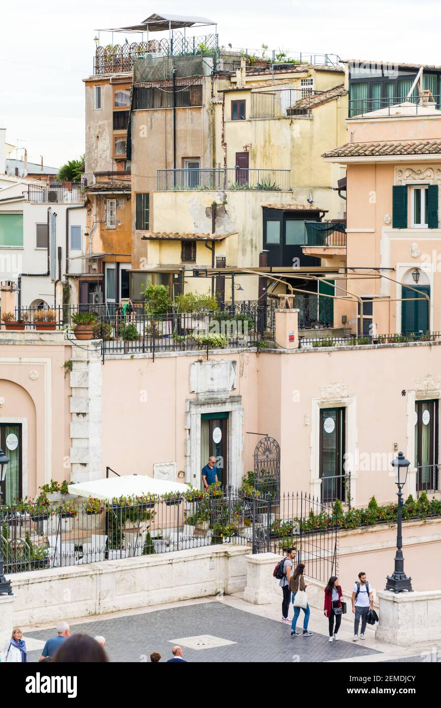 Roma, Italia - 04 ottobre 2018: Vista degli edifici residenziali romani da Piazza di Spagna a Roma Foto Stock