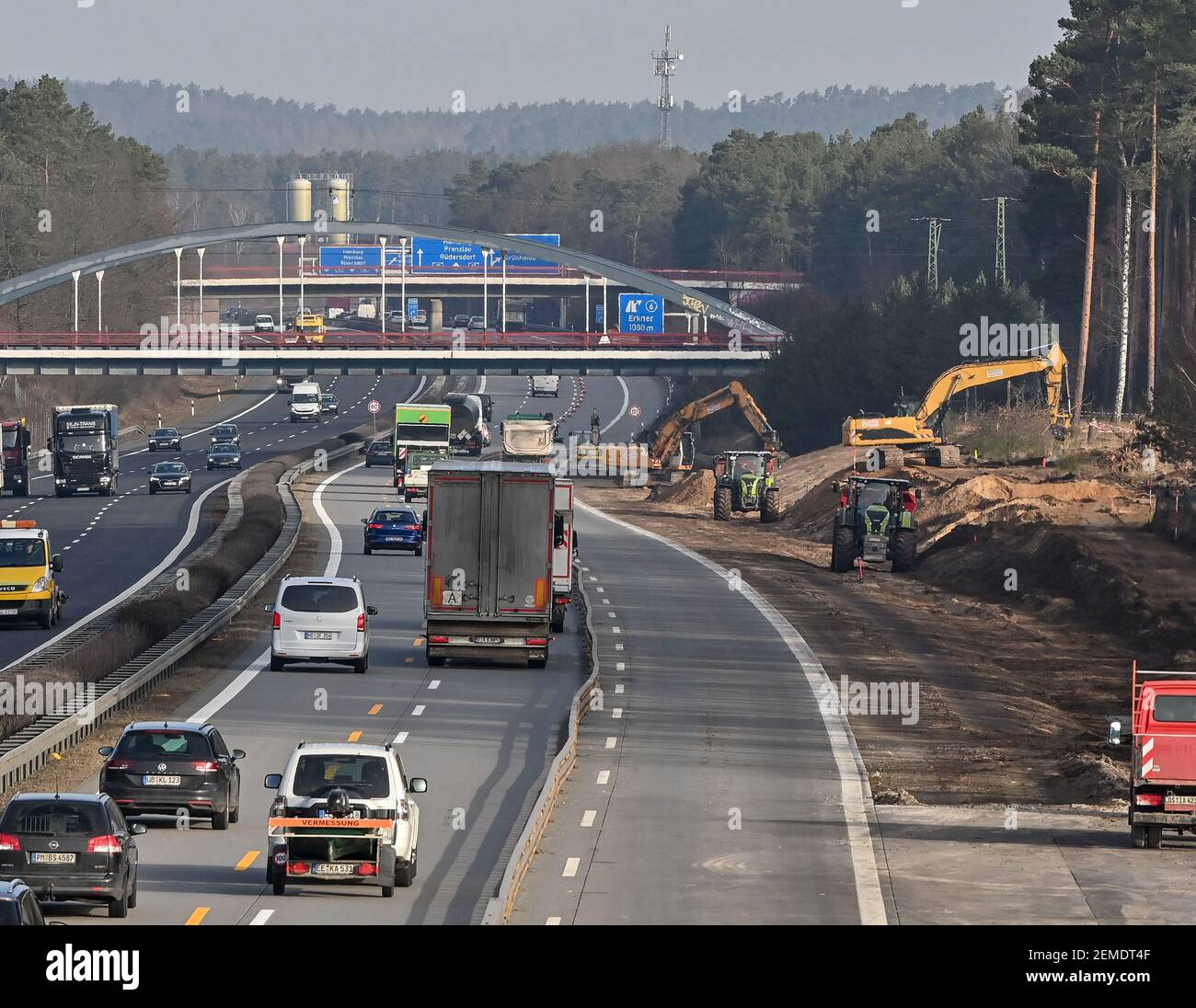 25 febbraio 2021, Brandeburgo, Grünheide: Sono iniziati i lavori per un'uscita autostradale temporanea verso il sito di costruzione di Tesla Gigafattory, sulla circonvallazione est di Berlino dell'Autobahn 10. Nelle prossime settimane verrà costruita un'uscita per la fabbrica Tesla sulla corsia di destra. A partire da luglio 2021 si prevede che un massimo di 500,000 veicoli all'anno decolleranno la linea di produzione in fabbrica, con il costruttore che intende raggiungere il Il più presto possibile massimo. Per il momento, la casa produttrice di auto elettriche statunitense prevede di impiegare fino a 10,500 persone in turni nella sua prima fabbrica in Europa. Foto: Patric Foto Stock