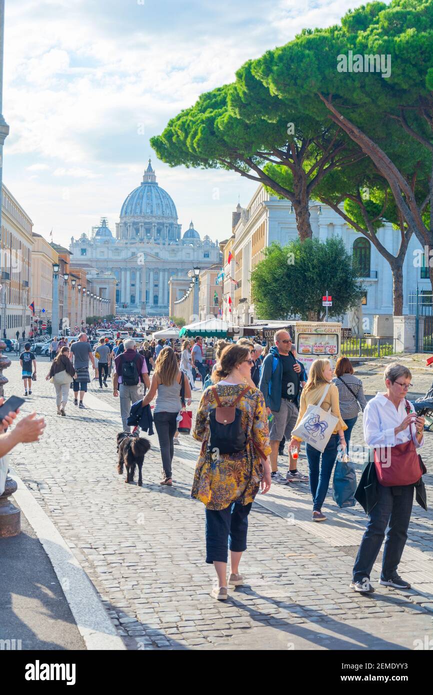 Roma, Italia - 04 ottobre 2018: I turisti ammirano la magnifica vista della Cattedrale di San Pietro da Via della conciliazione a Roma Foto Stock