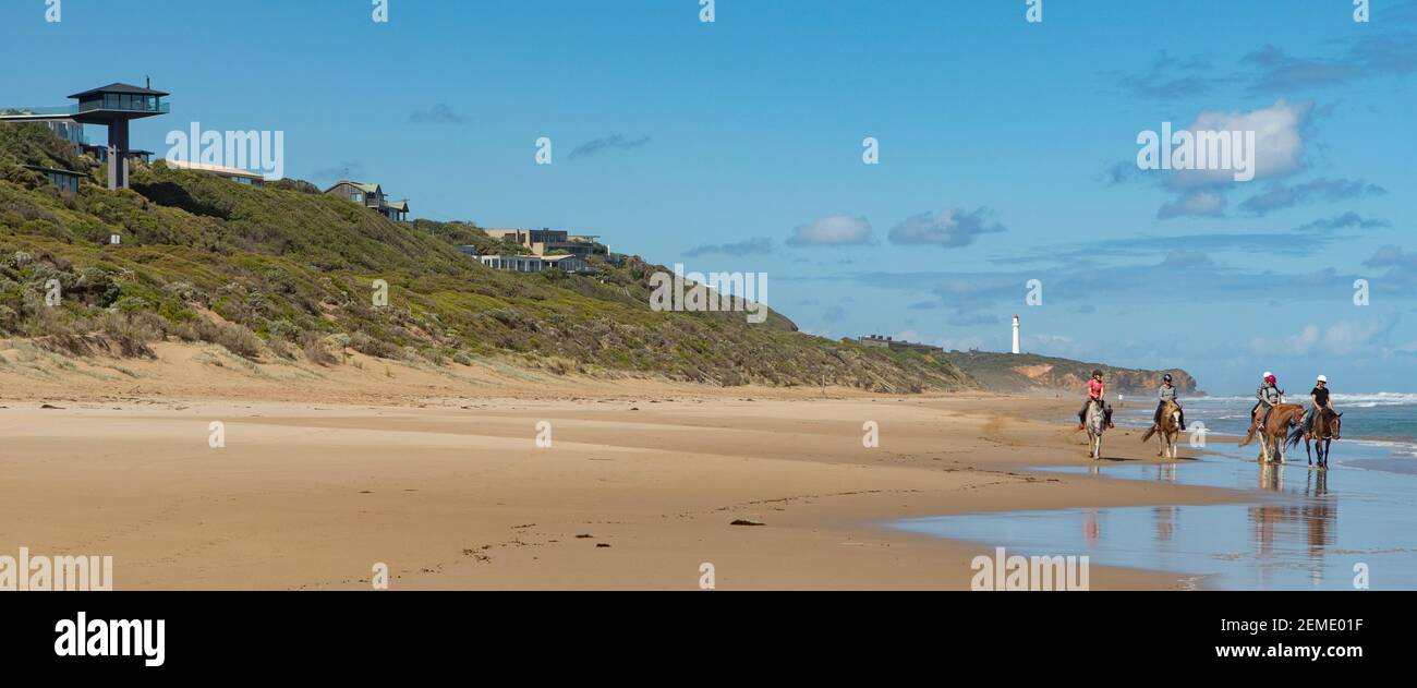 Equitazione su Fairhaven Beach, Great Ocean Road, Victoria, Australia Foto Stock