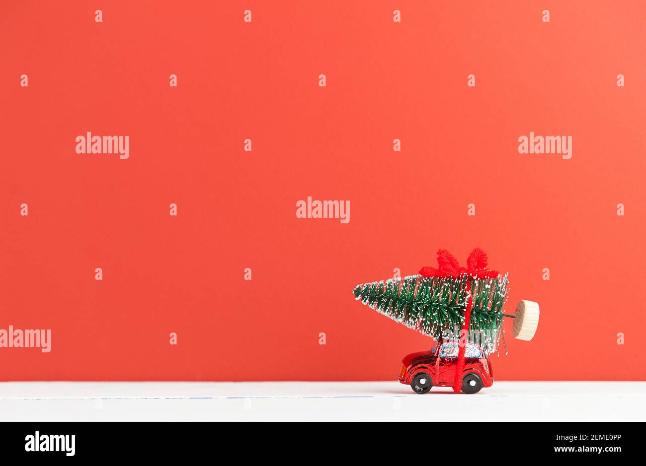 Un'auto giocattolo porta un albero di Natale Foto Stock