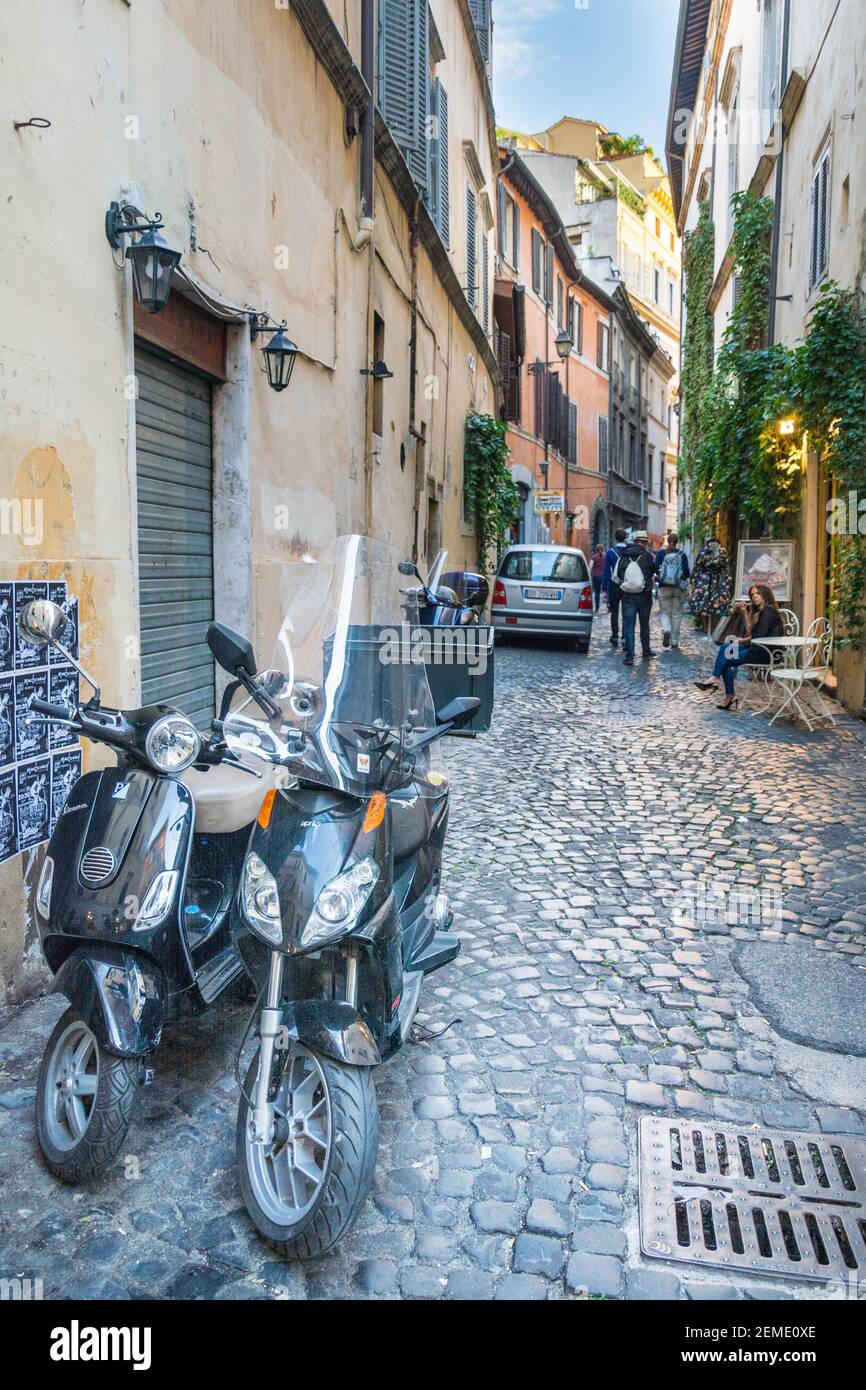 Roma, Italia - 04 ottobre 2018: Roma è piena di stradine tortuose Foto Stock