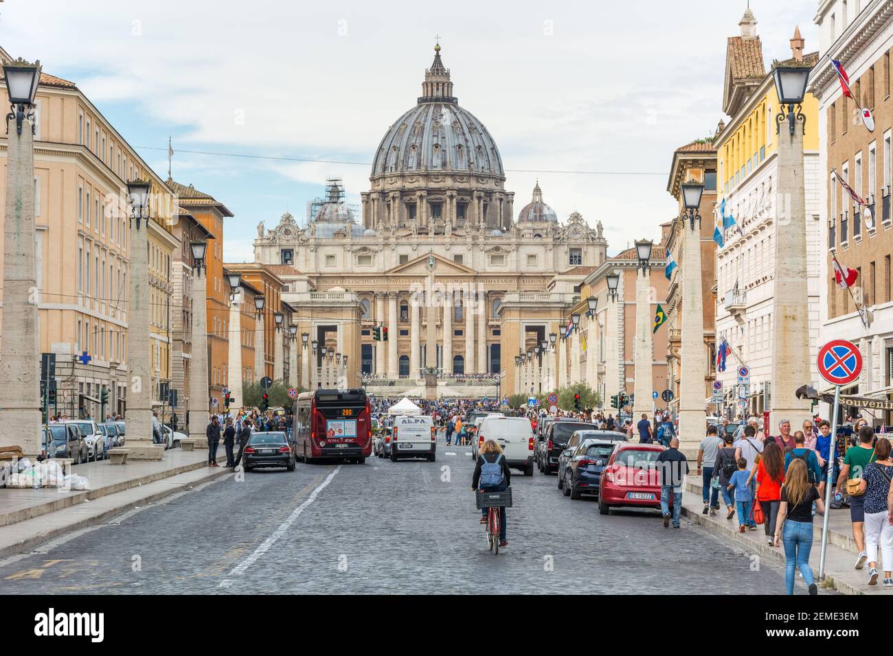 Roma, Italia - Ott 05, 2018: turisti ammirare la splendida vista del Duomo di San Pietro da Via della Consiliazione a Roma Foto Stock