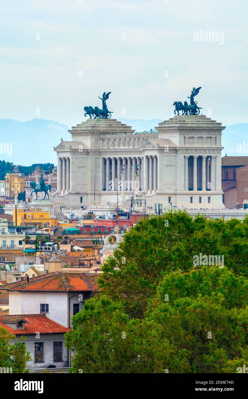 Roma, Italia - Ott 05, 2018: vista dell'Altare della Patria incorniciato da tetti di Roma Foto Stock