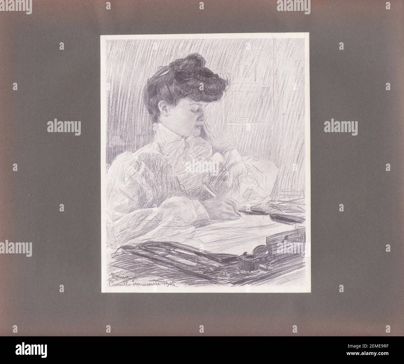 Diretta da Edoardo De Fonseca, la rivista, nata a Milano nel 1901, poi trasferita a Roma dal 1903, viene publicata per dieci anni, fino al 1910, cui sono da aggiugere anche dodici fascicoli apparsi a Roma nel 1913. Era la più raffinata pubblicazione italiana dedicata all'arte della decorazione del libro, a cui collaborarono i maggiori artistici dell'epoca, stampa, in un originale formato oblungo, in duemila copie, la maggior parte destinazione al mercato estero. Presenti illustrazioni Liberty di De Karolis, Dudovich, Sartorio, balla, Cambellotti, Baruffi, Bompard, Majani e terzi. Foto Stock