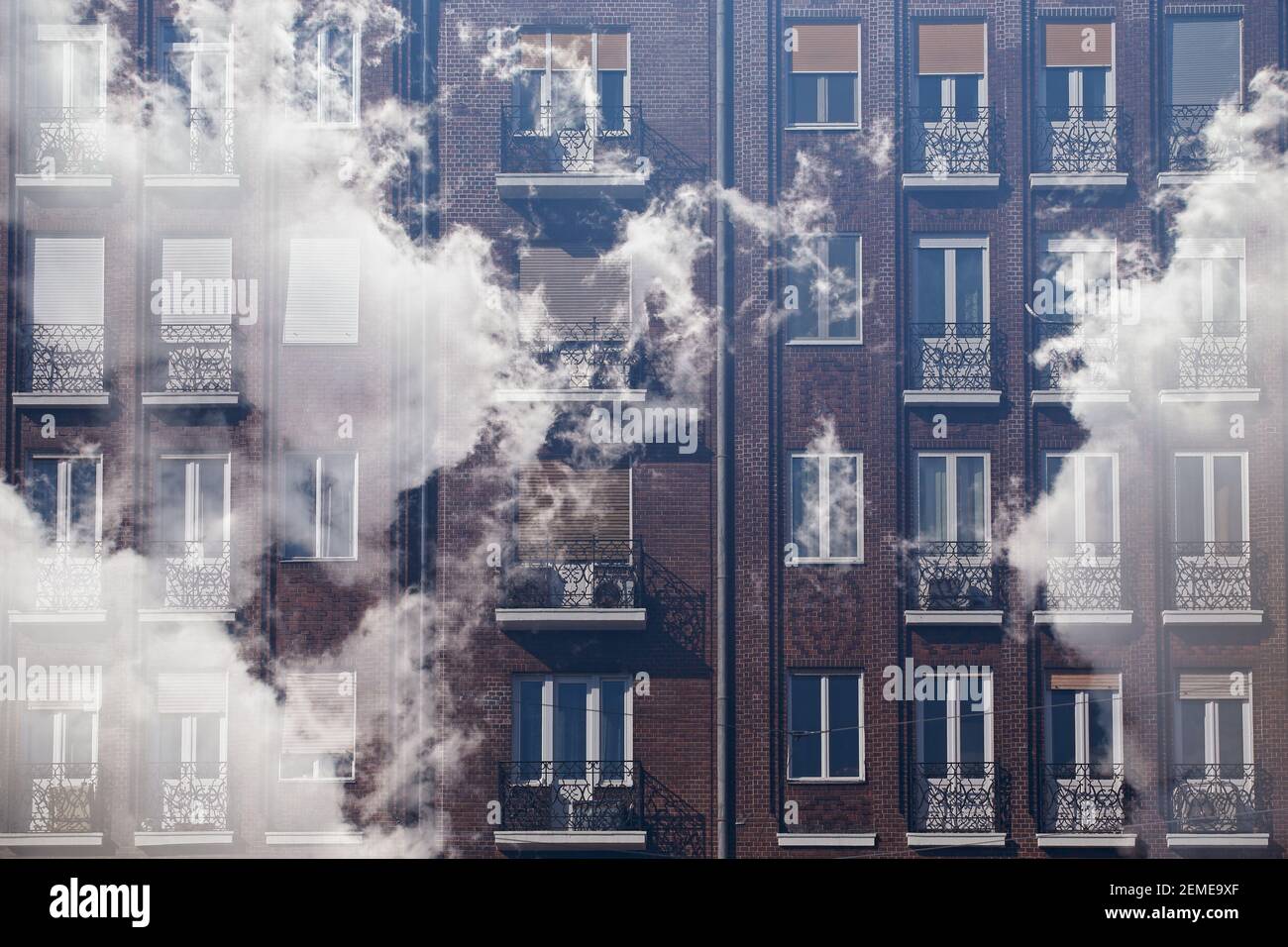 Illustrazione del riscaldamento globale, città di smog, effetto serra: Casa con nuvole fatta da esposizione multipla a Budapest, capitale dell'Ungheria; colore Foto Stock