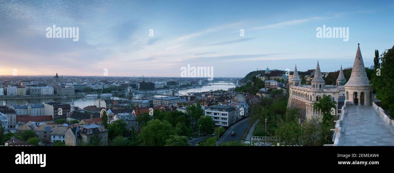 Bella vista panoramica alba nella storica Budapest con il fiume Danubio, fotografato dal castello; foto a colori n.2 Foto Stock