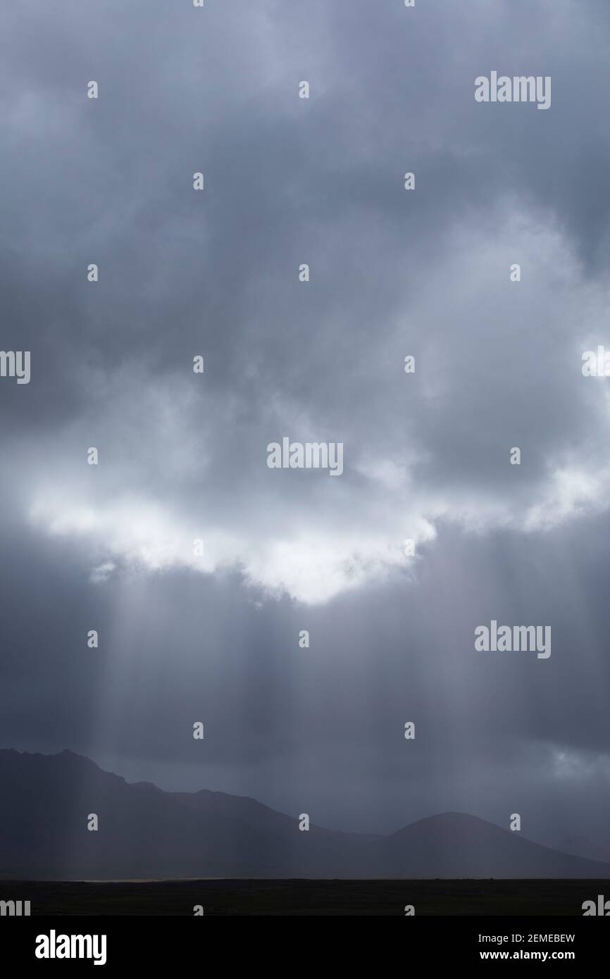 Sonnenstrahlen durchbrechen den Wolkenhimmel, Sonne, Wolken, Himmel, Sonnenstrahl, alberi di luce solare, raggi solari, raggi di luce solare, cielo nuvoloso, cielo, ISL Foto Stock