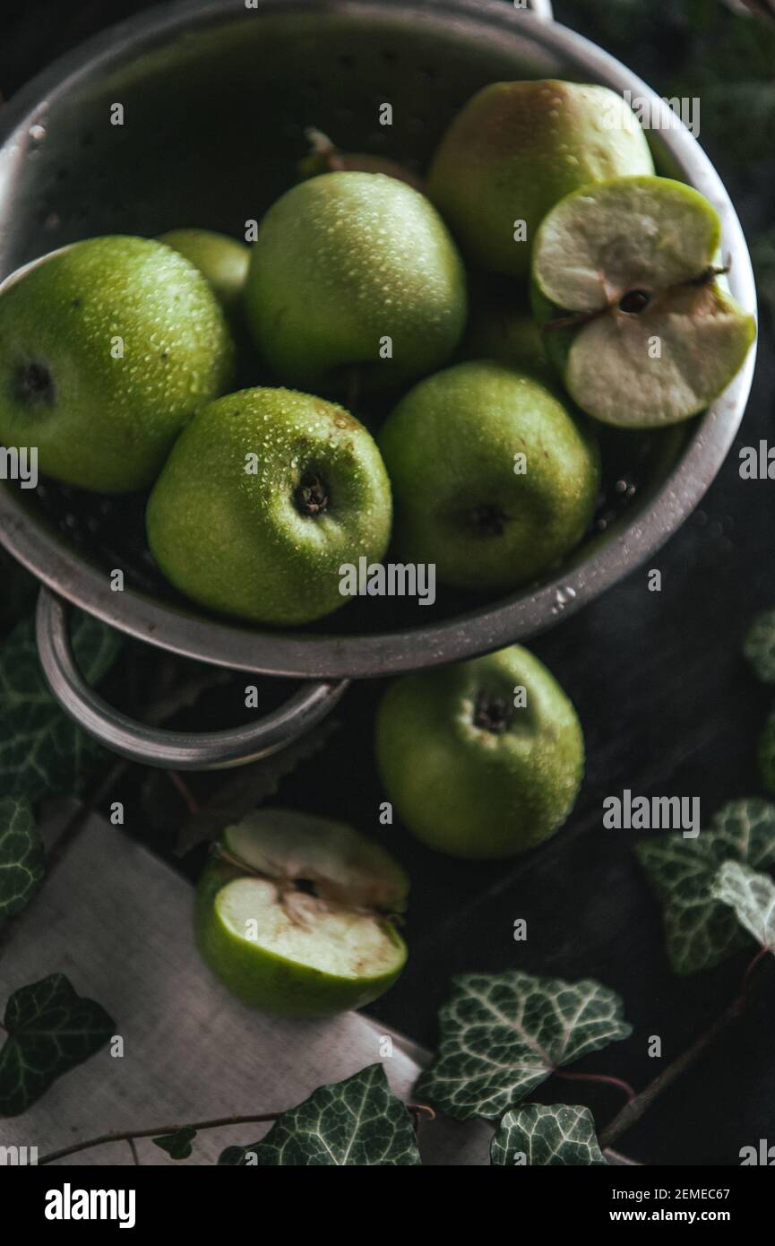 Fresco biologico raccolto solo nel giardino di succose mele verdi. Foto Stock