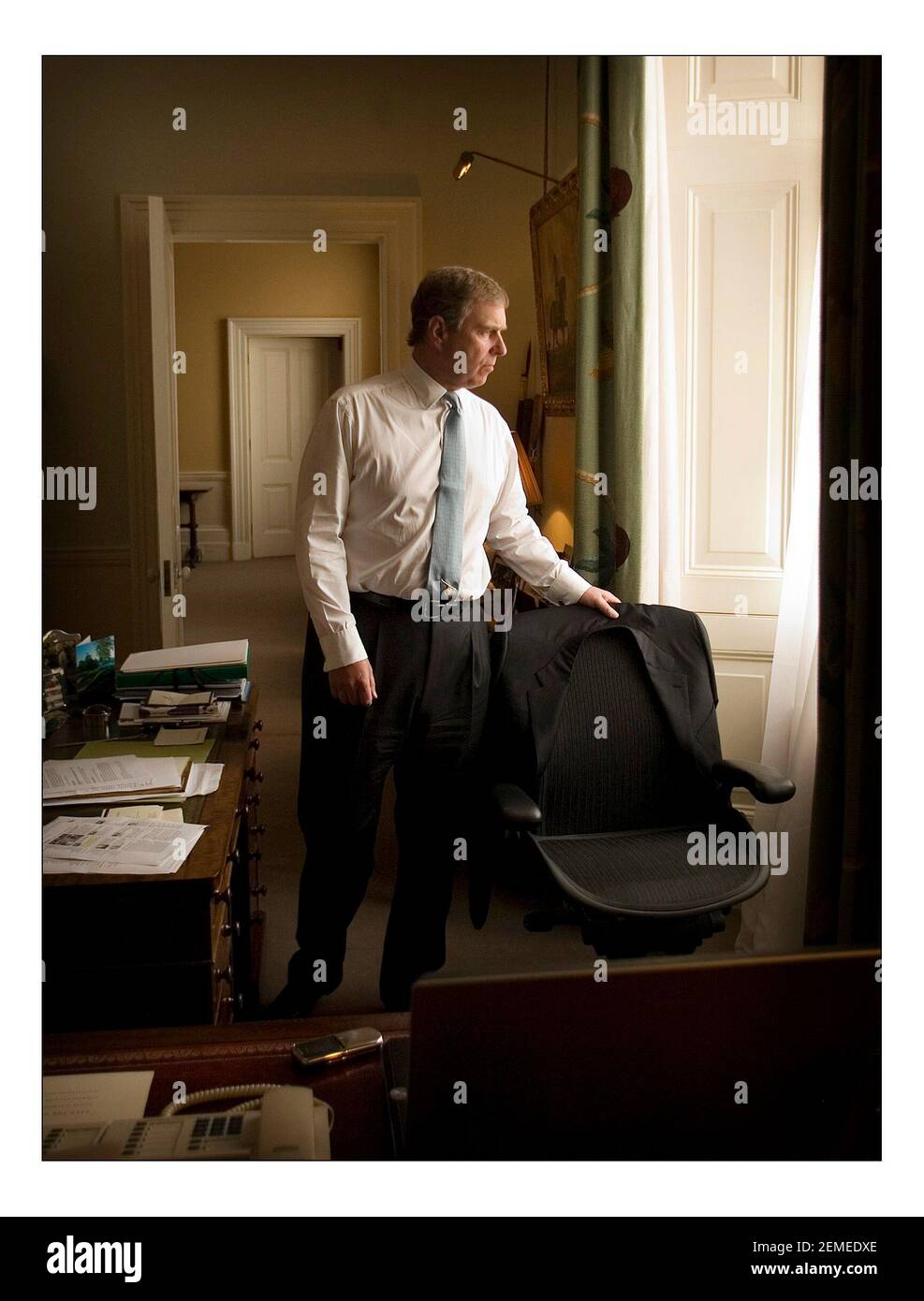 Il Principe Andrew, Duca di York nel suo ufficio a Buckingham Palace.pic David Sandison 24/4/2007 Foto Stock