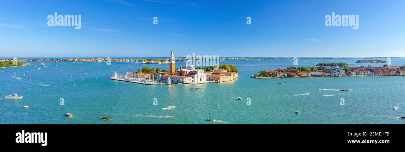 Vista panoramica aerea della laguna veneta con l'isola di San Giorgio maggiore, l'isola del Lido e l'isola di Giudecca, barche a vela nel canale della Giudecca, cielo blu, Foto Stock