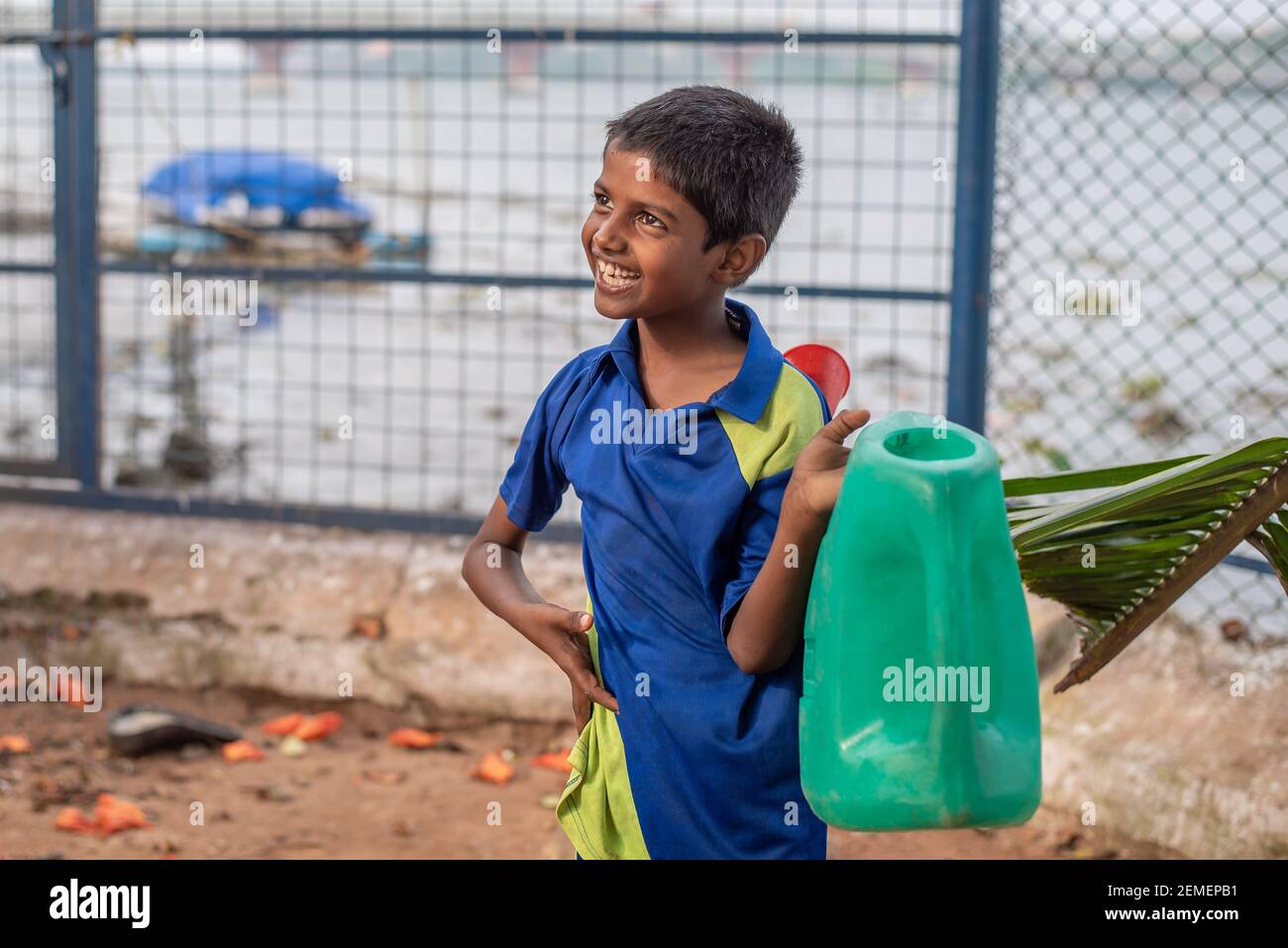 Varanasi. India. 10-02-2018. Ritratto di un bambino felice a scuola mentre si preleva l'acqua. Foto Stock