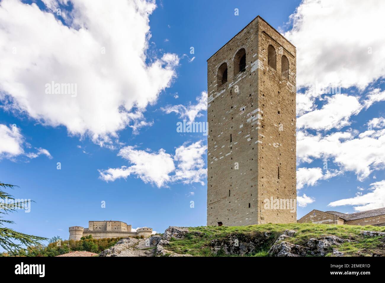 La Torre Civica di San Leo, Rimini, Italia, con il Forte di San Leo sullo sfondo Foto Stock