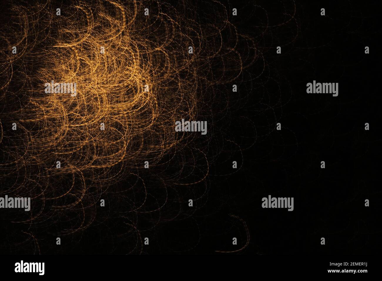 Superficie nera con texture dorate a forma di cerchio con elevata velocità dell'otturatore di notte; foto a colori n.2. Foto Stock