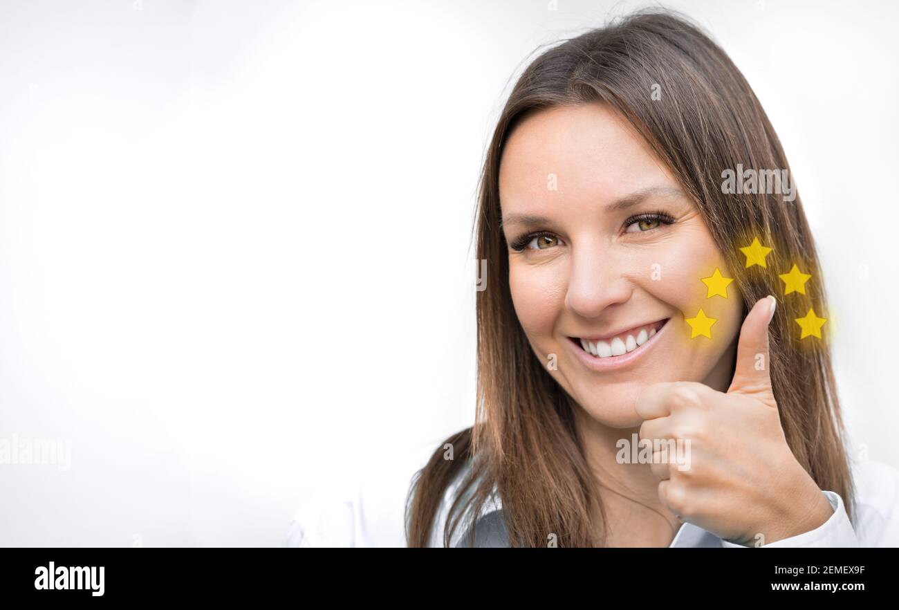 Felice cliente di donna sorridente che mostra il pollice su cinque stelle valutazione di qualità. Grande esperienza del cliente, concetto di soddisfazione. Spazio di copia Foto Stock