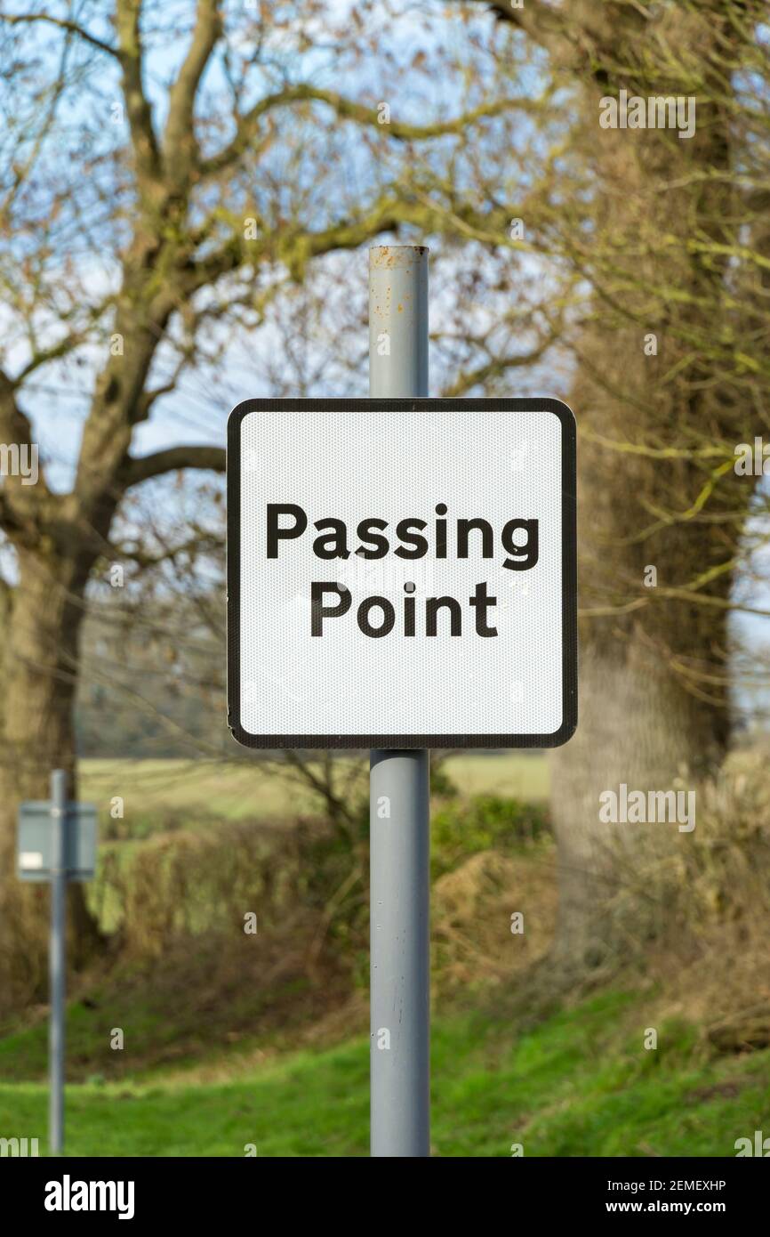 Segnale punto di passaggio su strada a carreggiata singola Foto Stock