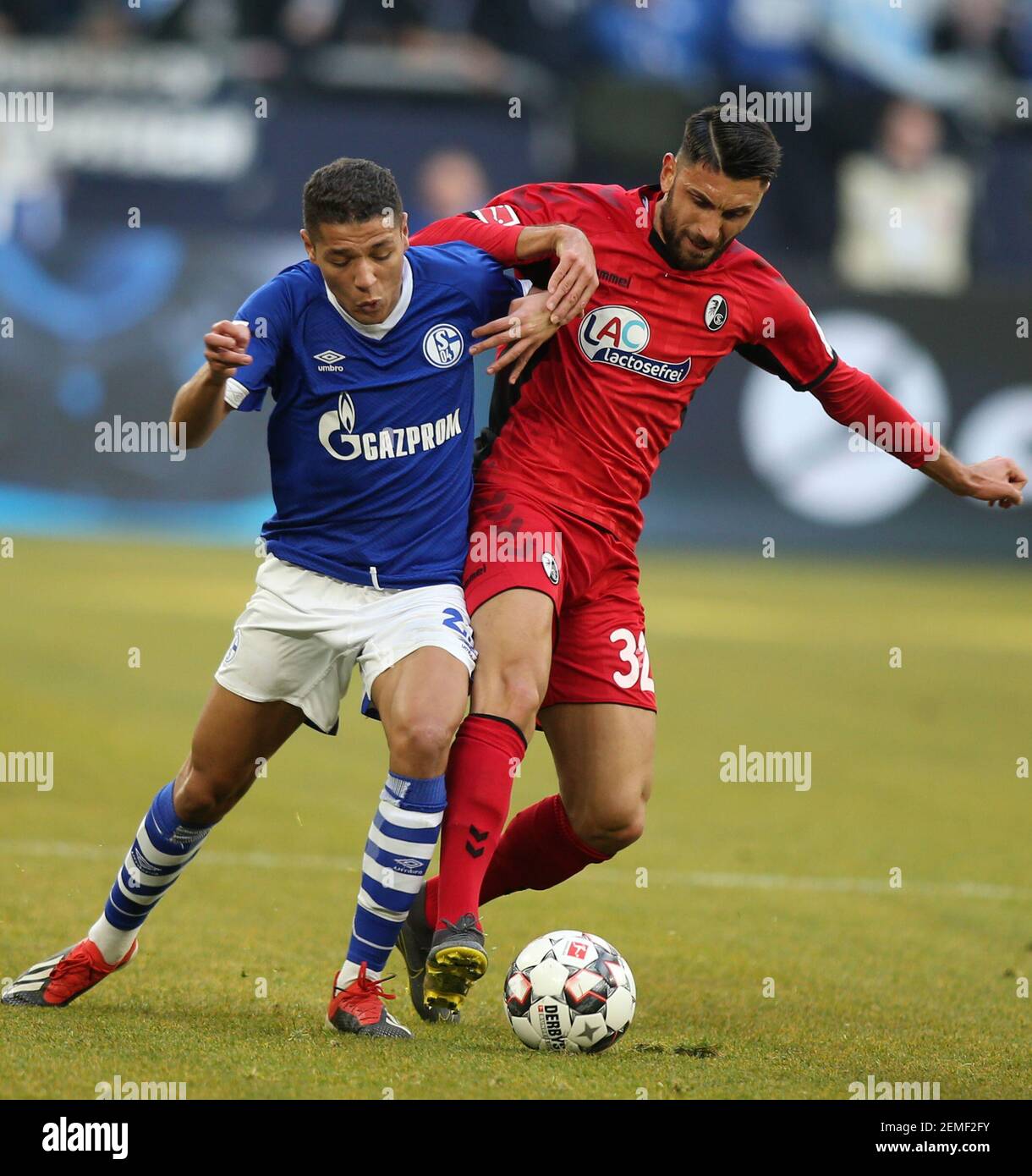 Weston McKennie di Schalke 04, a sinistra e a Freiburg è Vincenzo Grifo  sono visto in azione durante la Bundesliga tedesca partita di calcio tra FC Schalke  04 e SC Freiburg a-