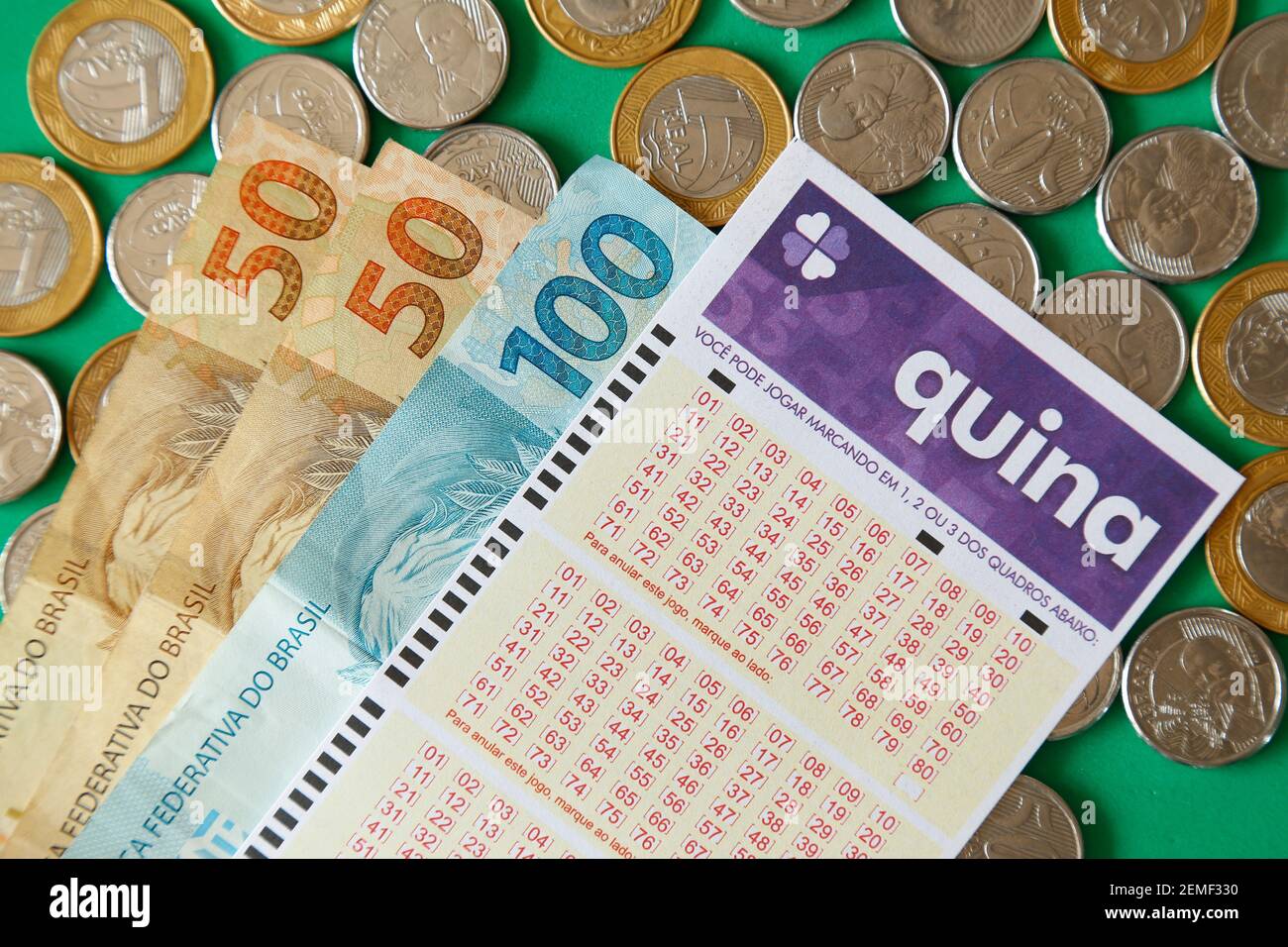 Minas Gerais, Brasile - 22 febbraio 2021: Banconote, monete e biglietto per lotteria Caixa Quina Foto Stock