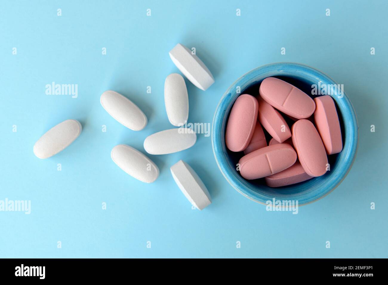 / Medico-sanitaria concetto: alcuni medici pillole colorate Foto Stock