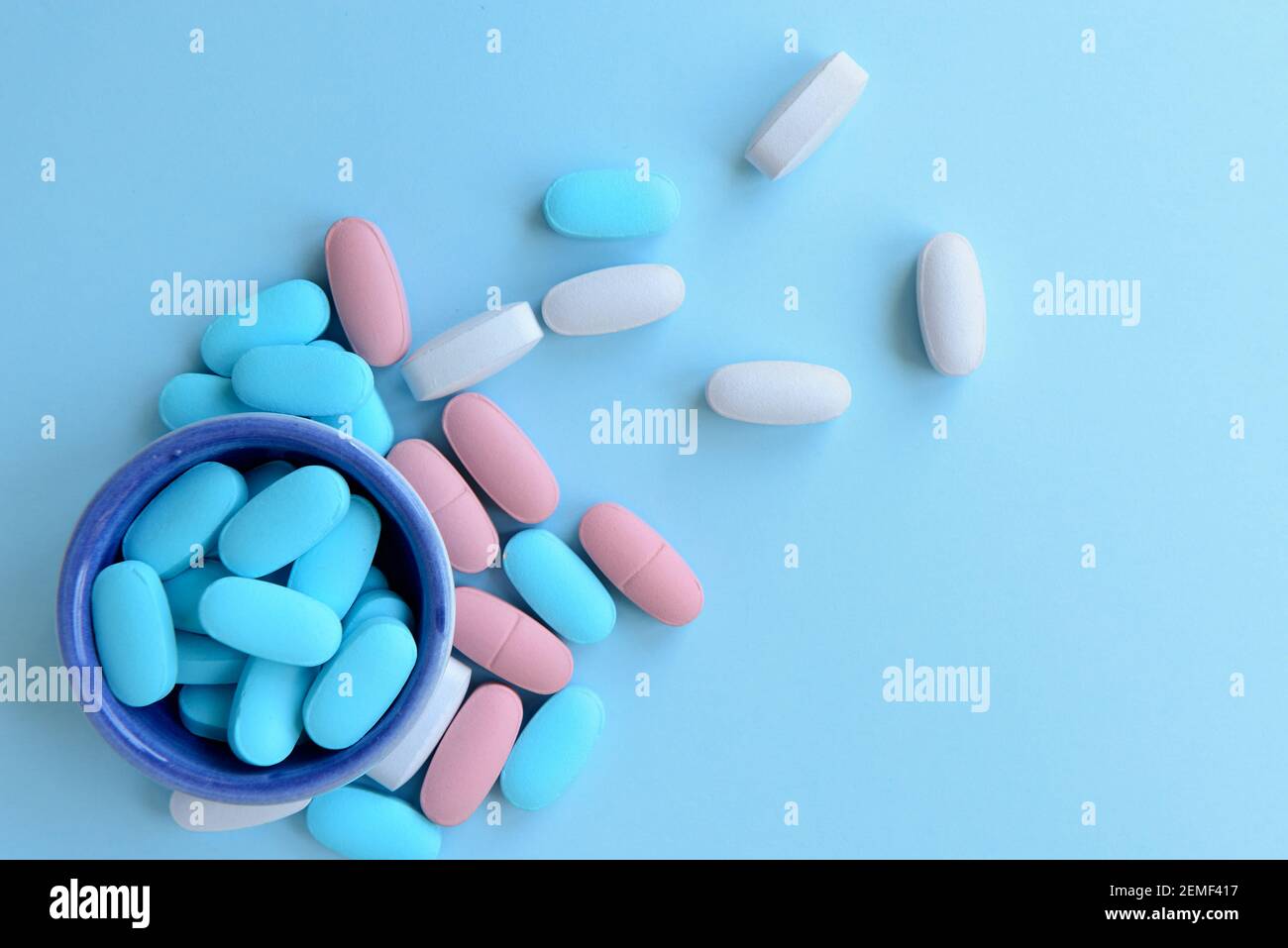 / Medico-sanitaria concetto: alcuni medici pillole colorate Foto Stock