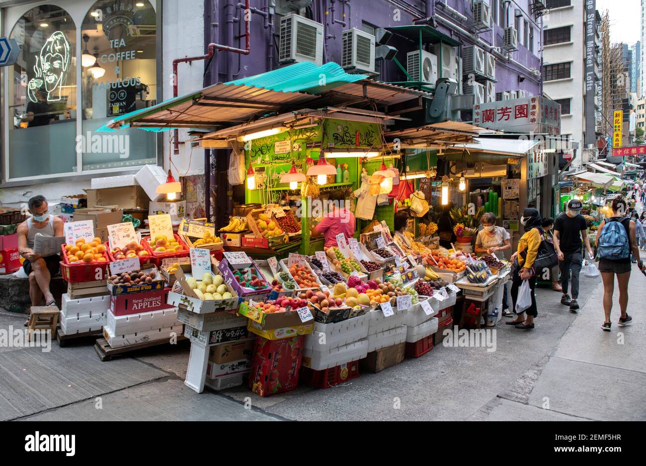 Hong Kong, Cina: 21 Nov, 2020. Una bancarella di frutta e verdura nel centro di Hong Kong Alamy Stock Image/Jayne Russell Foto Stock