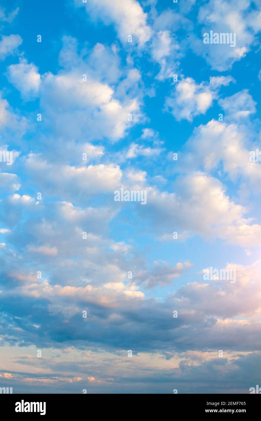 Cielo di fondo, cielo di scena, cielo grande con le nuvole drammatiche Foto  stock - Alamy