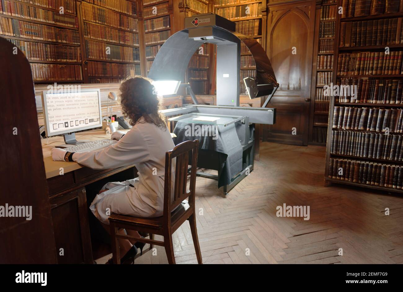 San Pietroburgo, Russia, 16 settembre 2015: Tatiana Tychina del dipartimento di scansione della biblioteca presidenziale esegue la digitalizzazione della raccolta della biblioteca scientifica dell’Università di Stato di San Pietroburgo. Il progetto mirava a mettere a disposizione del pubblico documenti unici Foto Stock