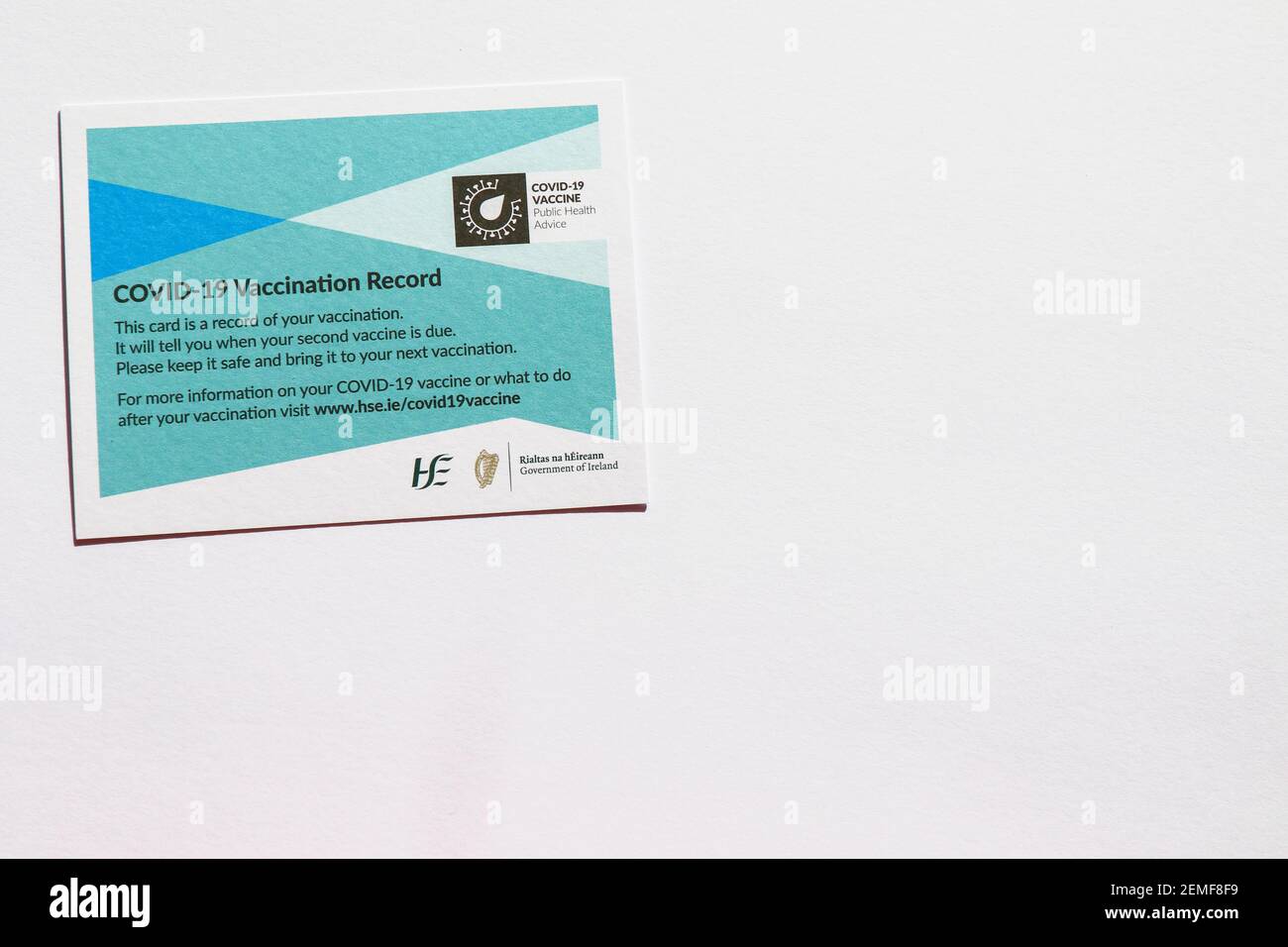 Irish COVID-19 Vaccination card, usata per registrare i dettagli delle vaccinazioni vaccinate. Rilasciato dal Government of Ireland Health Service Executive Foto Stock