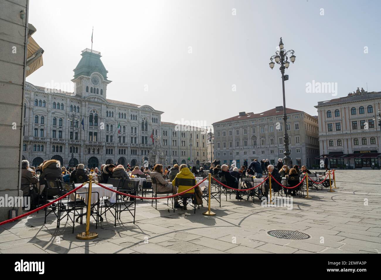 Trieste, Italia. 24 febbraio 2021. Il famoso Cafe degli specchi nel centro della città Foto Stock