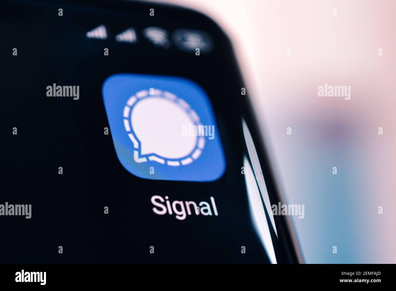 17 febbraio 2021, Barnaul, Russia: L'icona dell'app Signal sullo smartphone. Segnala un nuovo messaggero privato. Foto Stock