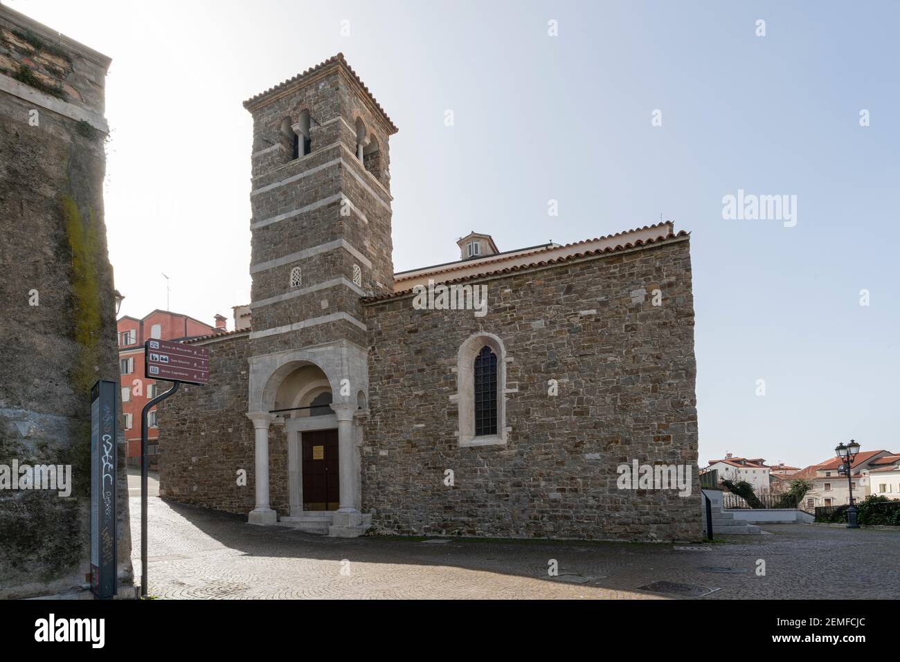Trieste, Italia. 24 febbraio 2021. La vista esterna della basilica di San Silvestro nel centro della città Foto Stock