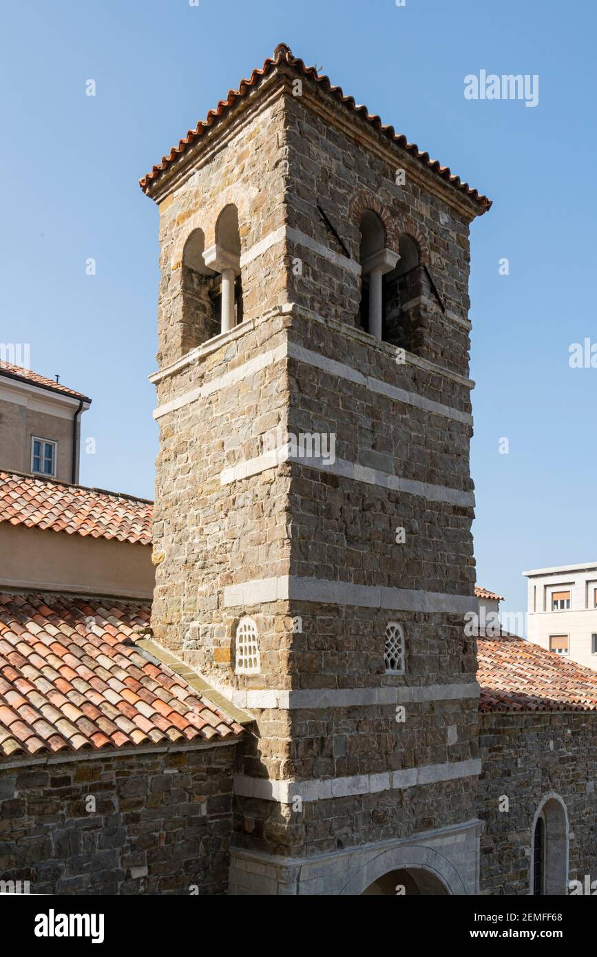 Trieste, Italia. 24 febbraio 2021. La vista esterna della basilica di San Silvestro nel centro della città Foto Stock